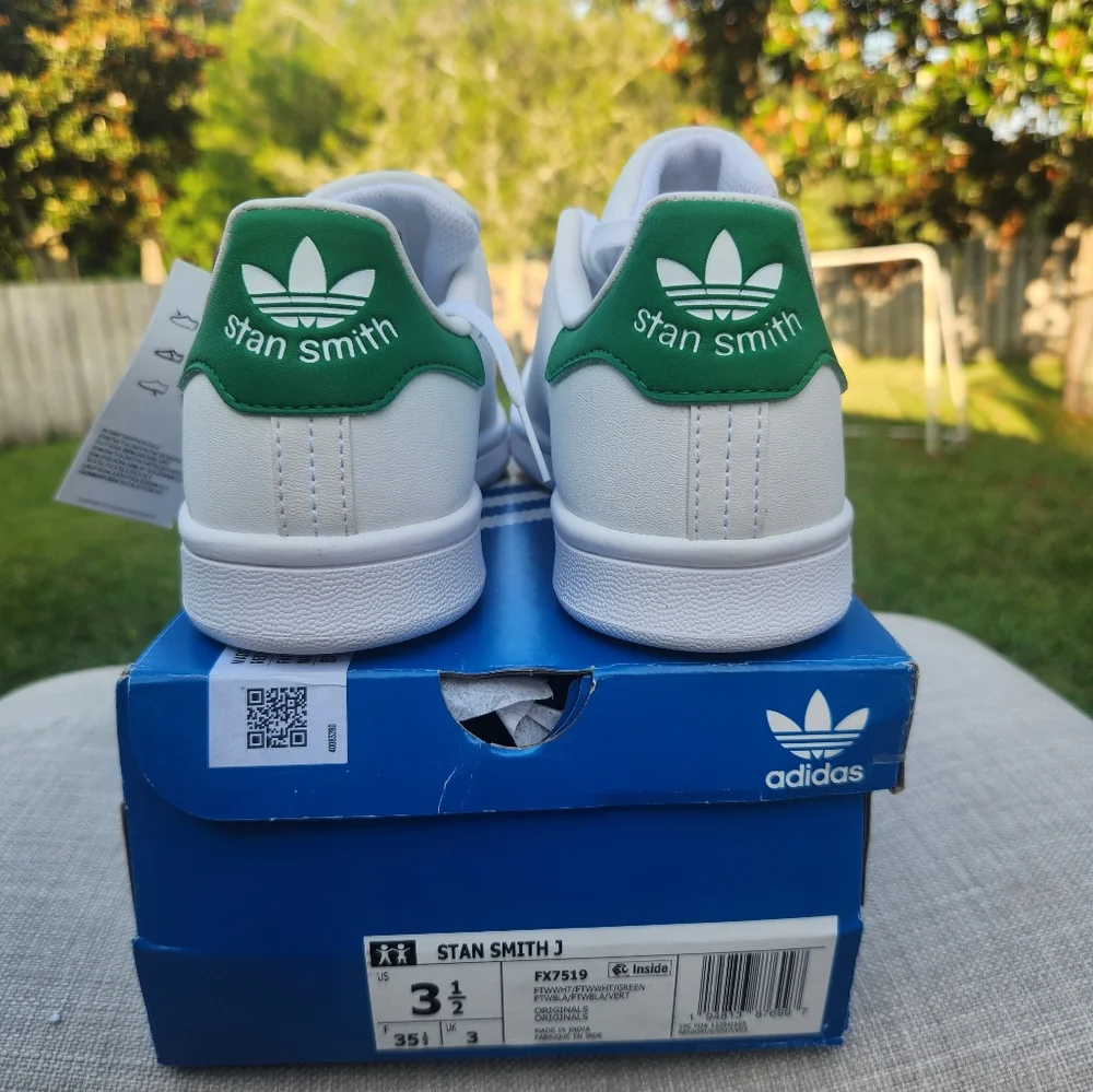 Adidas Originals Stan Smith White & Green  Sneakers Size 3 1/2   NWB